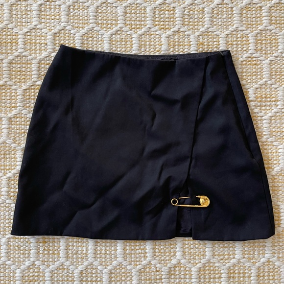 AUTHENTIC Versace Medusa Safety Pin Black Mini Skirt 42 - Picture 3 of 14